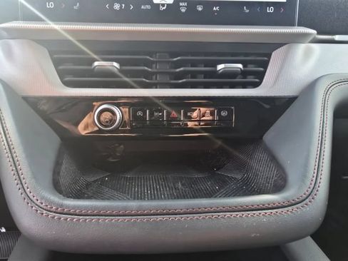 Used 2025 Ford Explorer Active AWD/4WD image 22