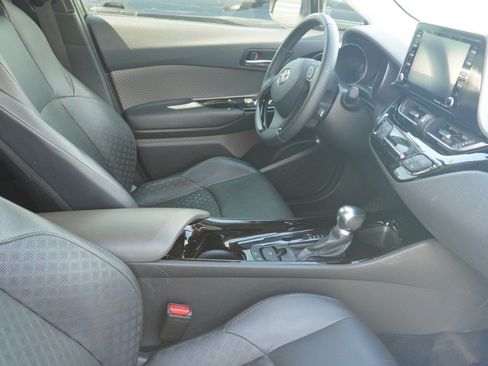Used 2020 Toyota C-HR Limited FWD image 11