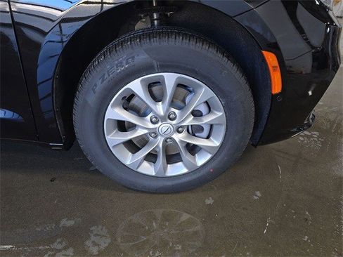 New 2026 Chrysler Pacifica Limited image 18