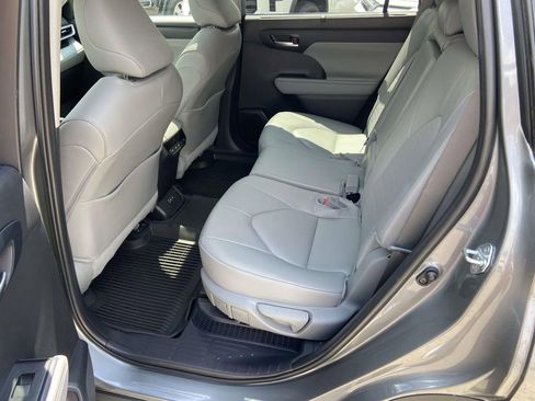 Used 2025 Toyota Highlander XLE AWD/4WD image 22