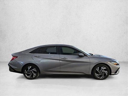 Used 2025 Hyundai Elantra Limited FWD image 4
