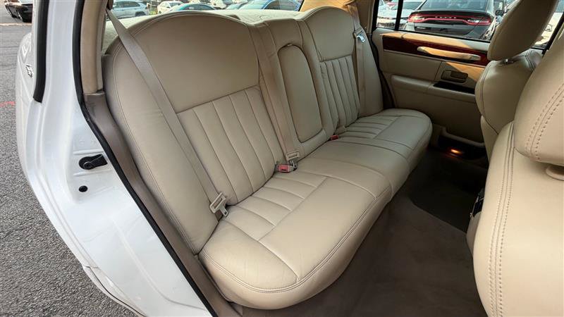Used 2003 Lincoln Town Car Executive RWD image 15
