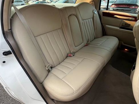 Used 2003 Lincoln Town Car Executive RWD image 15