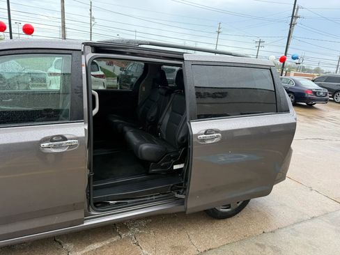 Used 2017 Toyota Sienna SE FWD image 21