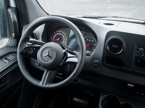 Used 2025 Mercedes-Benz Sprinter 2500 image 31