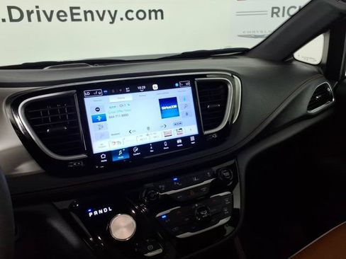 Used 2024 Chrysler Pacifica Pinnacle FWD image 27