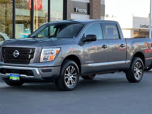 Used 2022 Nissan Titan SV image 10
