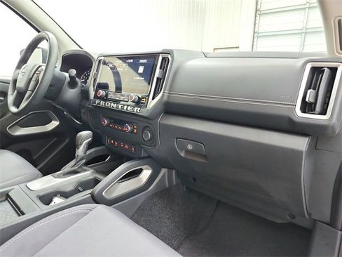Used 2025 Nissan Frontier SV w/ SV Convenience Package image 38