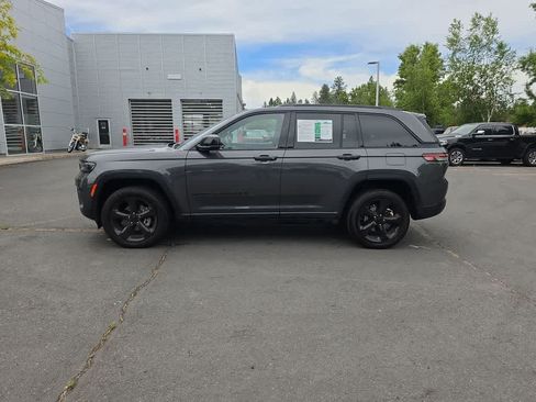 Used 2024 Jeep Grand Cherokee Altitude AWD/4WD image 10
