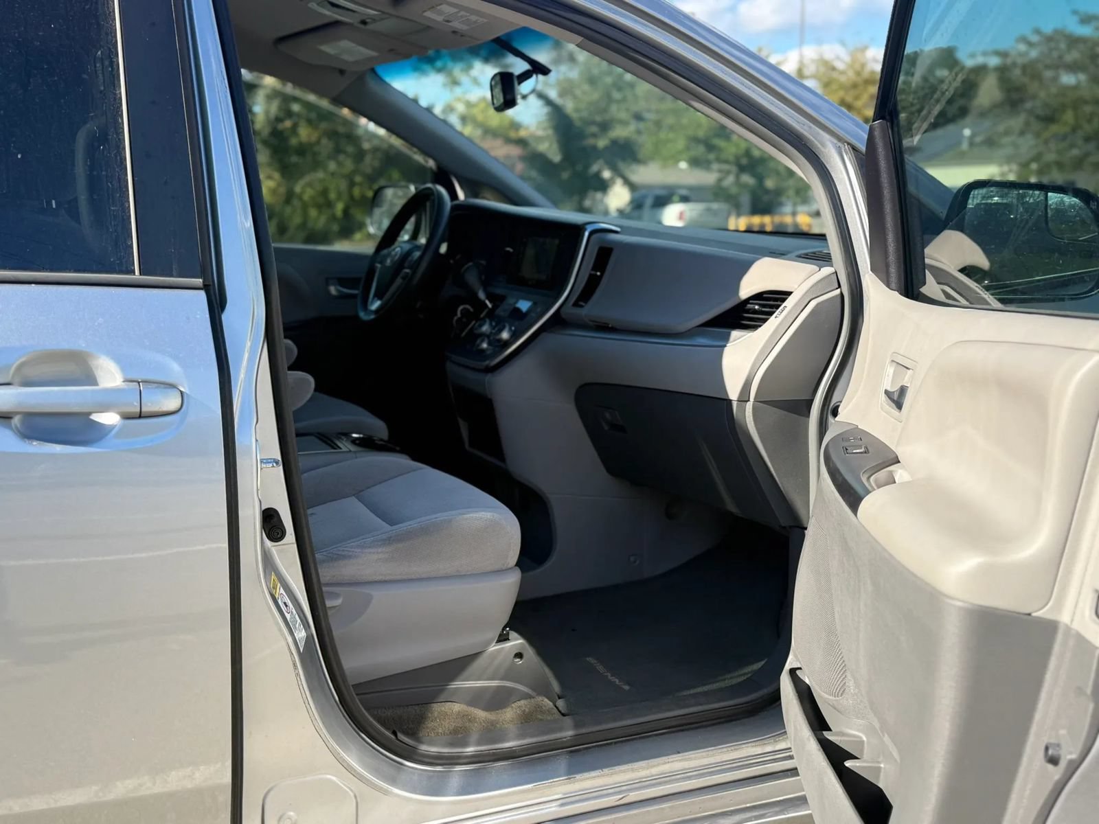 Used 2017 Toyota Sienna LE FWD image 25
