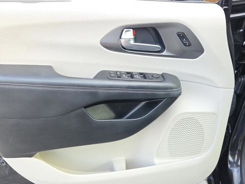 Used 2023 Chrysler Pacifica Touring-L image 18