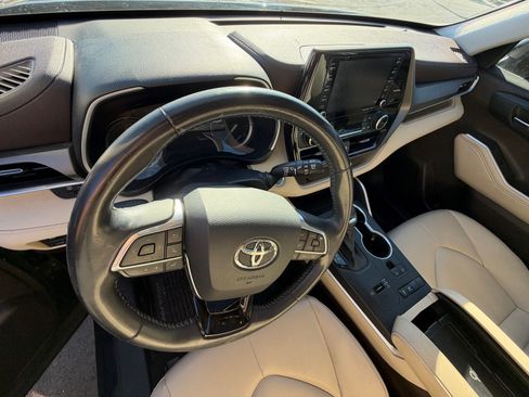 Used 2020 Toyota Highlander XLE FWD image 7