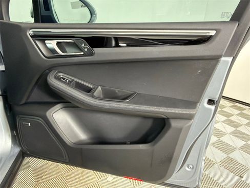 Used 2021 Porsche Macan image 16