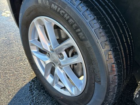 Used 2023 Jeep Grand Cherokee Laredo w/ Luxury Tech Group I image 23