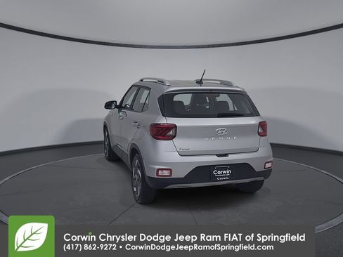 Used 2025 Hyundai Venue SEL FWD image 12