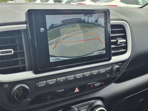 Used 2025 Hyundai Venue Limited FWD image 32