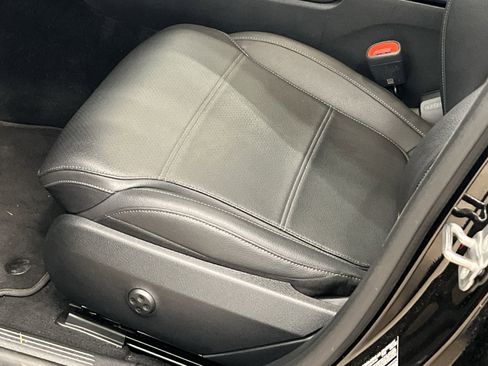 Used 2025 Mercedes-Benz C 300 4MATIC Sedan image 12