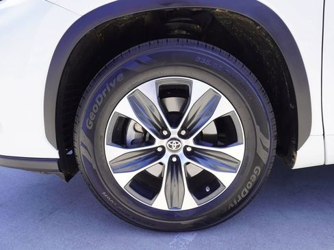 Certified 2024 Toyota Highlander XLE FWD image 23