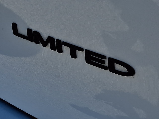 Used 2025 Chrysler Pacifica Limited FWD image 32