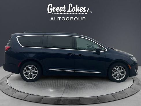 Used 2017 Chrysler Pacifica Touring-L w/ Tire & Wheel Group FWD image 6