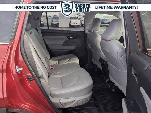 Used 2024 Toyota Highlander XLE FWD image 27