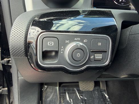 Used 2025 Mercedes-Benz CLA 250 image 13