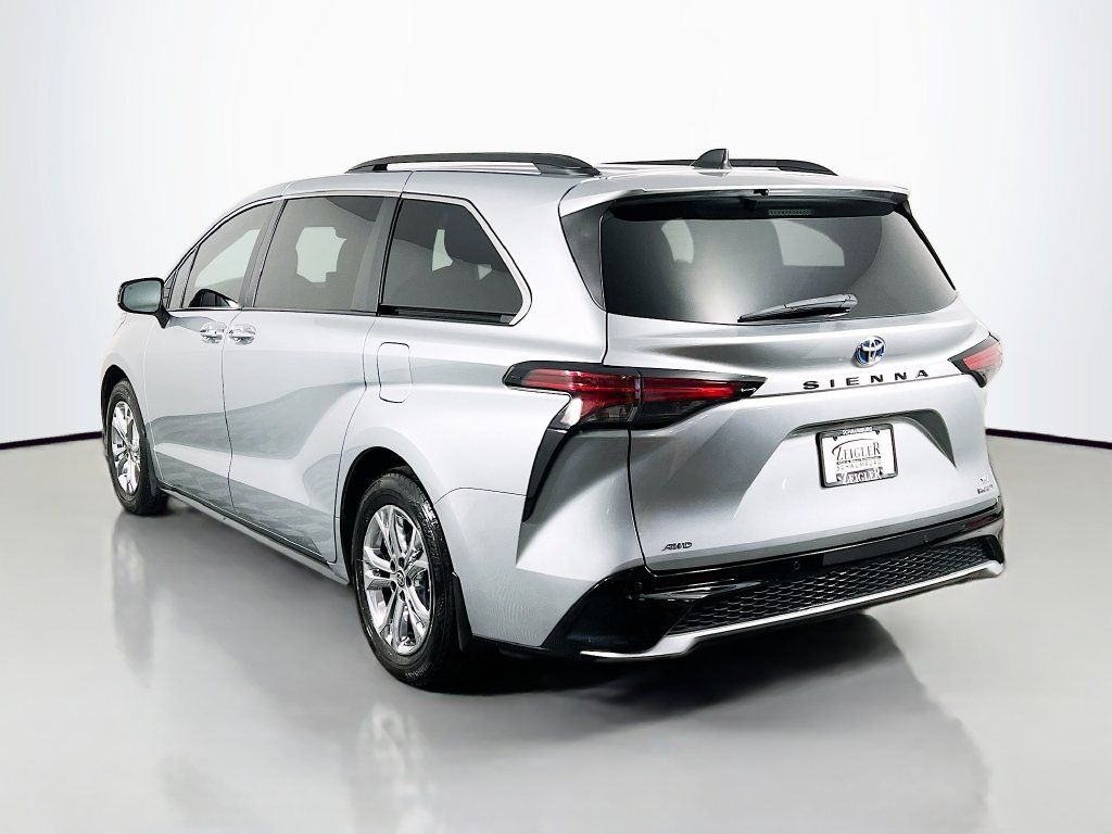 Used 2023 Toyota Sienna XSE w/ XSE Plus Package AWD/4WD image 5