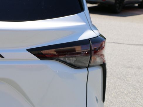 Used 2024 Toyota Sienna XLE w/ XLE Plus Package FWD image 7