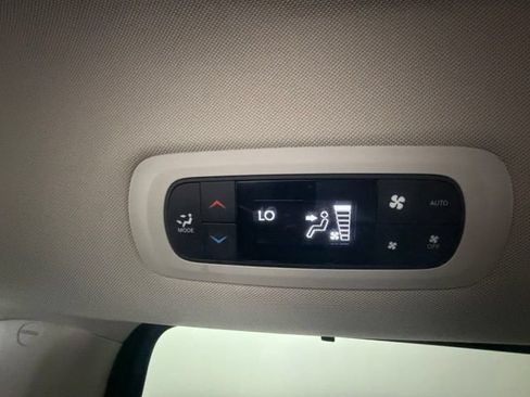 Used 2023 Chrysler Pacifica Touring-L FWD image 31
