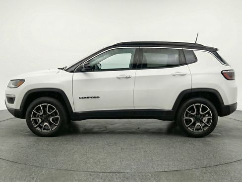 Used 2025 Jeep Compass Trailhawk image 5