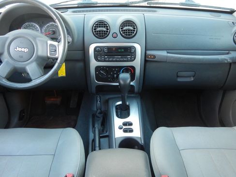 Used 2005 Jeep Liberty Limited image 2
