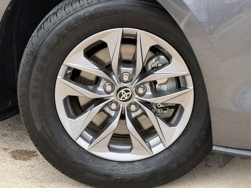 Used 2025 Toyota Sienna LE AWD/4WD image 2
