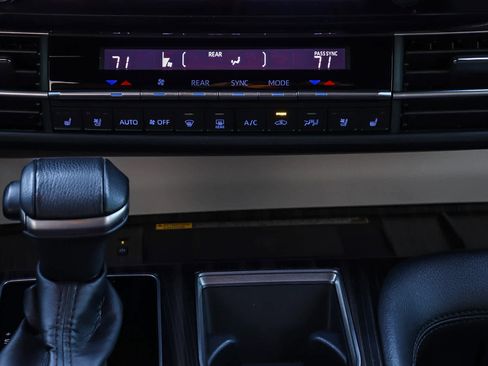 Used 2022 Toyota Sienna Platinum image 18