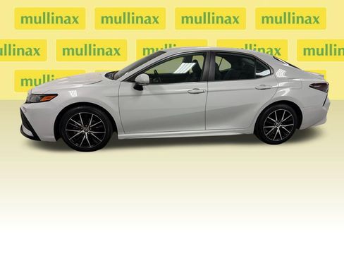 Used 2023 Toyota Camry SE FWD image 6