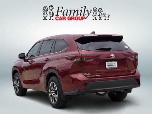 Used 2024 Toyota Highlander XLE FWD image 3