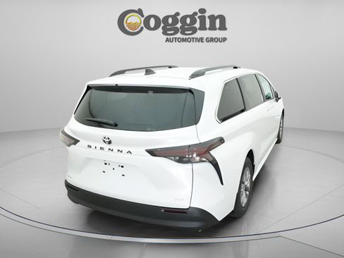 New 2026 Toyota Sienna XLE image 15