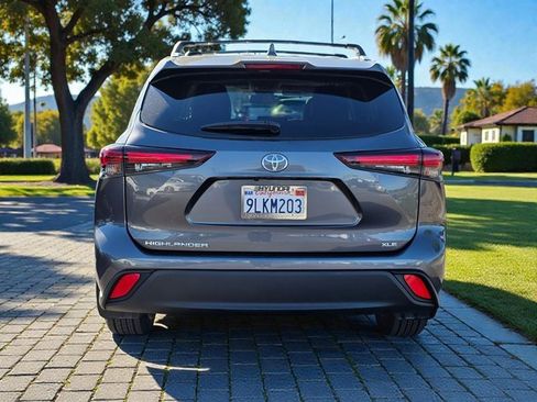 Used 2024 Toyota Highlander XLE image 6