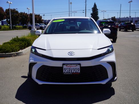 Used 2025 Toyota Camry SE FWD image 4