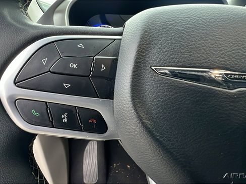 Used 2024 Chrysler Pacifica Touring-L image 26