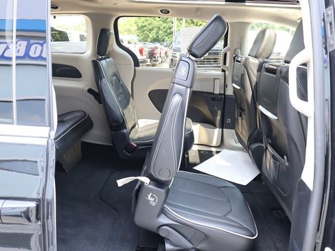 Used 2023 Chrysler Pacifica Limited w/ Uconnect Theater Family Group AWD/4WD image 32