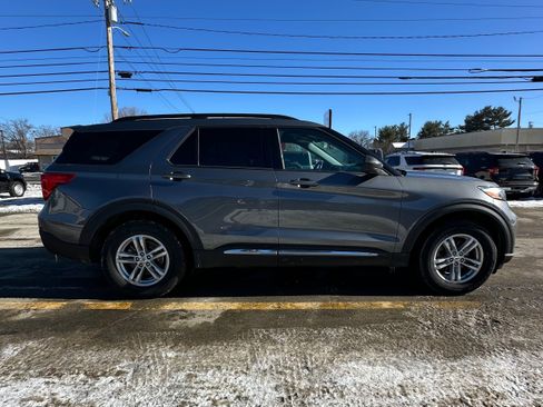 Used 2022 Ford Explorer XLT w/ Class IV Trailer Tow Package image 2