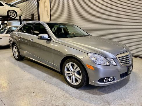 Used 2010 Mercedes-Benz E 350 4MATIC Sedan image 4