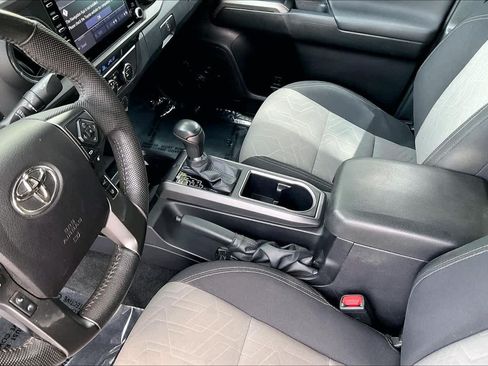 Used 2022 Toyota Tacoma TRD Sport w/ Technology Package AWD/4WD image 17