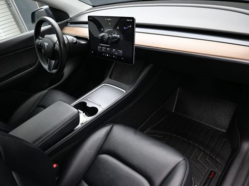 Used 2022 Tesla Model Y Performance image 36