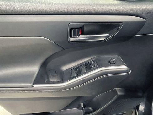 Used 2021 Toyota Highlander XLE image 22