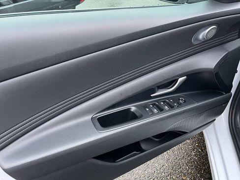 Used 2025 Hyundai Elantra Limited image 18