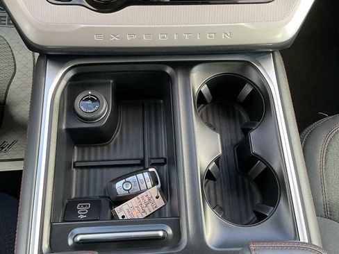 Used 2025 Ford Expedition Max Active AWD/4WD image 32