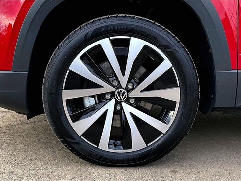 Used 2022 Volkswagen Taos SE w/ Panoramic Sunroof Package image 12