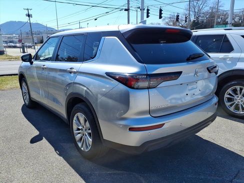 Used 2025 Mitsubishi Outlander ES image 3