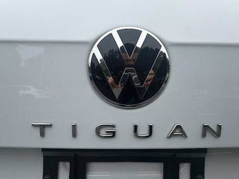 Used 2024 Volkswagen Tiguan SE w/ Panoramic Sunroof Package AWD/4WD image 13